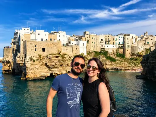 Marina e Stefano em uma rua italiana